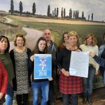 Wethouder ontvangt petitie docenten basisschool Witheim Mechelen