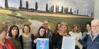 Wethouder ontvangt petitie docenten basisschool Witheim Mechelen