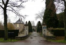 Vier opvoeringen klucht “Ut zit bie os in de familie” door 75-jarige Toneelvereniging Onder Ons Wijlre