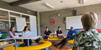 Wethouder Marion van der Kleij spreekt met jongeren over corona