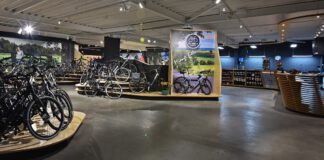 Nieuwe zaak aan de Rijksweg nu al 2,5 jaar gangmaker voor veilig en onbekommerd fiets- en E-bikeplezier – Jef Abels Bikes voor fietsen in het Heuvelland