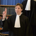 Bariton Pieter Nass rondt ook in Maastricht na dubbelslag cum laude Rechtenstudie af: Kwartet advocatentoga’s prijkt voortaan in unieke familiepraktijk