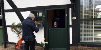 Leraar test positief: pastoor zegent palmpaasstokken aan huis