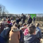 Leerlingen OBS Mesch planten eigen bos