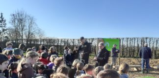 Leerlingen OBS Mesch planten eigen bos