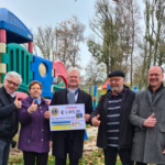 Dikke 1.000 euro dankzij wafelverkoop Lions voor Speeltuin Hulsveld overhandigd