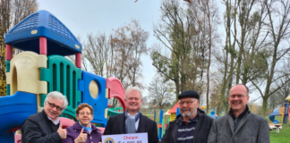 Dikke 1.000 euro dankzij wafelverkoop Lions voor Speeltuin Hulsveld overhandigd