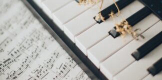 In kader van bekende ‘Op verzeuk op bezeuk’: Koninklijke Harmonie St. Cecilia Mheer en pianist Rob Mennen gezamenlijk in concer