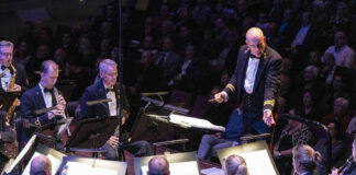 Marinierskapel der Koninklijke Marine concerteert in de Obelisk van Vaals