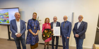 Marly Lemmerlijn-Curfs ontvangt namens Gulpen-Wittem een gemeentelijke onderscheiding