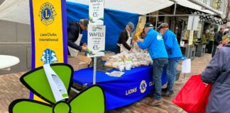 Opbrengst wafelverkoop Hubertusmarkt overhandigd aan Stichting Wensulance