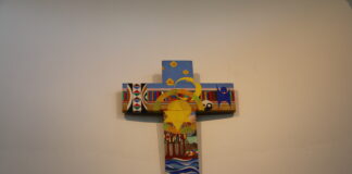 Na Paaskransen nu ook nieuwe Pinksterhulde: Fleurige bloemen voor alle wegkruisen in de Gemeente Vaals