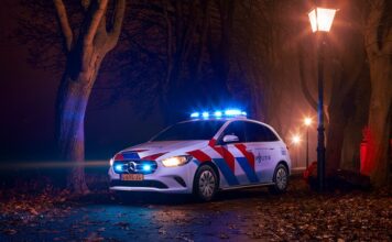 Achtervolging eindigt met auto op dak in Heerlen: bestuurder aangehouden