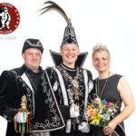 Met Luc Debeije in rol van Minister: Prins Bas I (Kurvers) en zijn Prinses Janique wijzen CV De Puime in Wijlre de weg