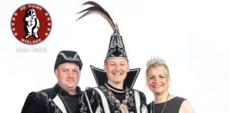 Met Luc Debeije in rol van Minister: Prins Bas I (Kurvers) en zijn Prinses Janique wijzen CV De Puime in Wijlre de weg