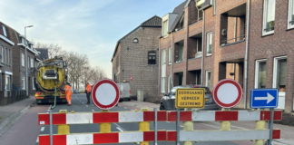 Verzakt asfalt: provinciale weg in Wijlre tijdelijk afgesloten