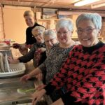 Burgemeester Ramaekers helpt mee als vrijwilliger bij Stichting Hoeskamer Epen