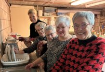 Burgemeester Ramaekers helpt mee als vrijwilliger bij Stichting Hoeskamer Epen