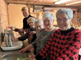 Burgemeester Ramaekers helpt mee als vrijwilliger bij Stichting Hoeskamer Epen