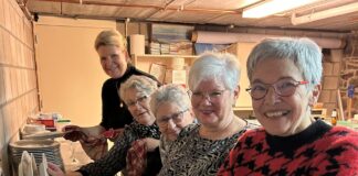 Burgemeester Ramaekers helpt mee als vrijwilliger bij Stichting Hoeskamer Epen