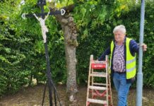 Tegenover restaurant De Kornuiten: Wegkruis in ere hersteld