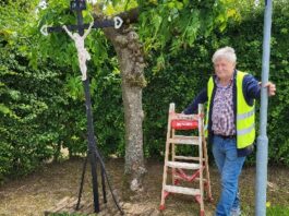 Tegenover restaurant De Kornuiten: Wegkruis in ere hersteld