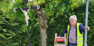 Tegenover restaurant De Kornuiten: Wegkruis in ere hersteld