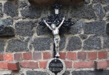 Na 123 jaar ‘stilzwijgen’: Wegkruis Melleschet toont eindelijk geheim