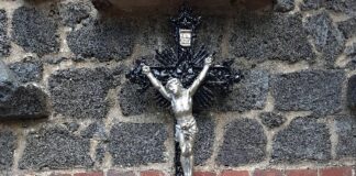 Na 123 jaar ‘stilzwijgen’: Wegkruis Melleschet toont eindelijk geheim