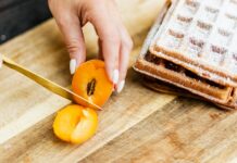 Wafelverkoop op Hubertusmarkt Gulpen voor Scouting St. Lucia Simpelveld