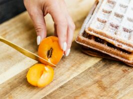 Wafelverkoop op Hubertusmarkt Gulpen voor Scouting St. Lucia Simpelveld