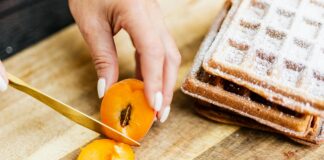 Wafelverkoop op Hubertusmarkt Gulpen voor Scouting St. Lucia Simpelveld